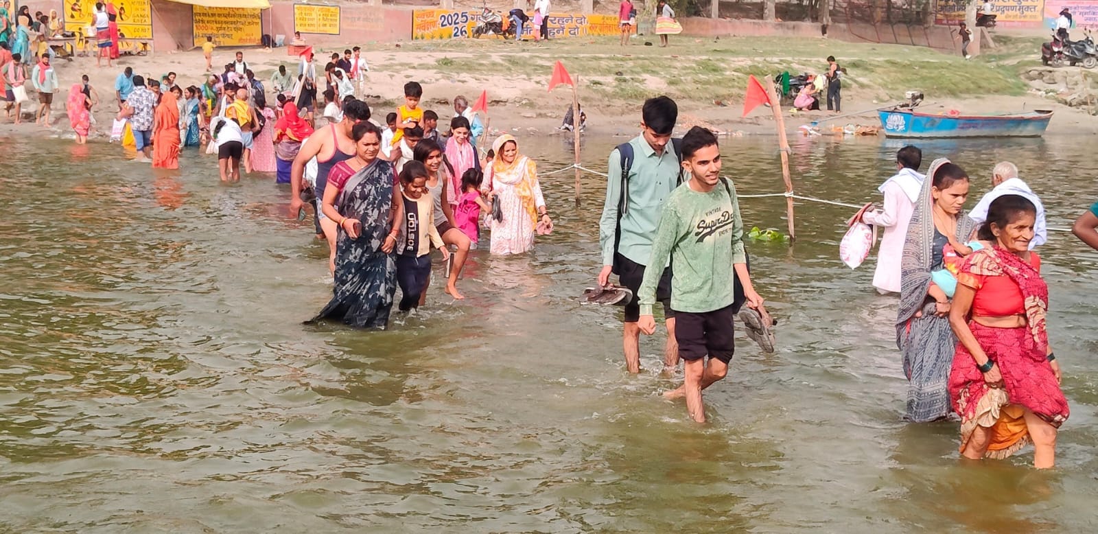 फोटो :33: सोमवार को पूरे दिन महादेवी घाट पर लगती रहीं डुबकी। संवाद फोटो :33: सोमवार को पूरे दिन महादेवी घाट पर लगती रहीं डुबकी। संवाद