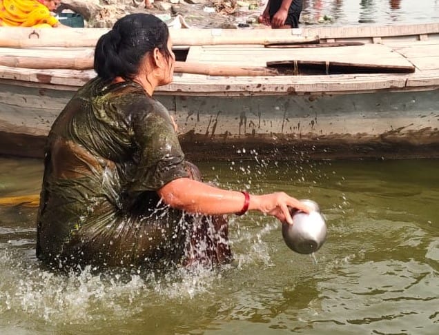फोटो :33: सोमवार को पूरे दिन महादेवी घाट पर लगती रहीं डुबकी। संवाद फोटो :33: सोमवार को पूरे दिन महादेवी घाट पर लगती रहीं डुबकी। संवाद