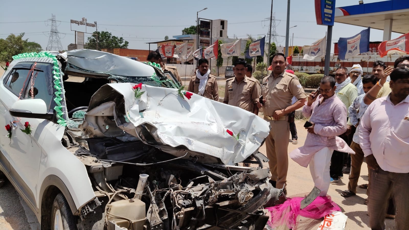 फोटो 6: सड़क हादसे के बाद सीएचसी में रोते घायल दूल्हा-दुल्हन समेत अन्य। संवाद फोटो 6: सड़क हादसे के बाद सीएचसी में रोते घायल दूल्हा-दुल्हन समेत अन्य। संवाद