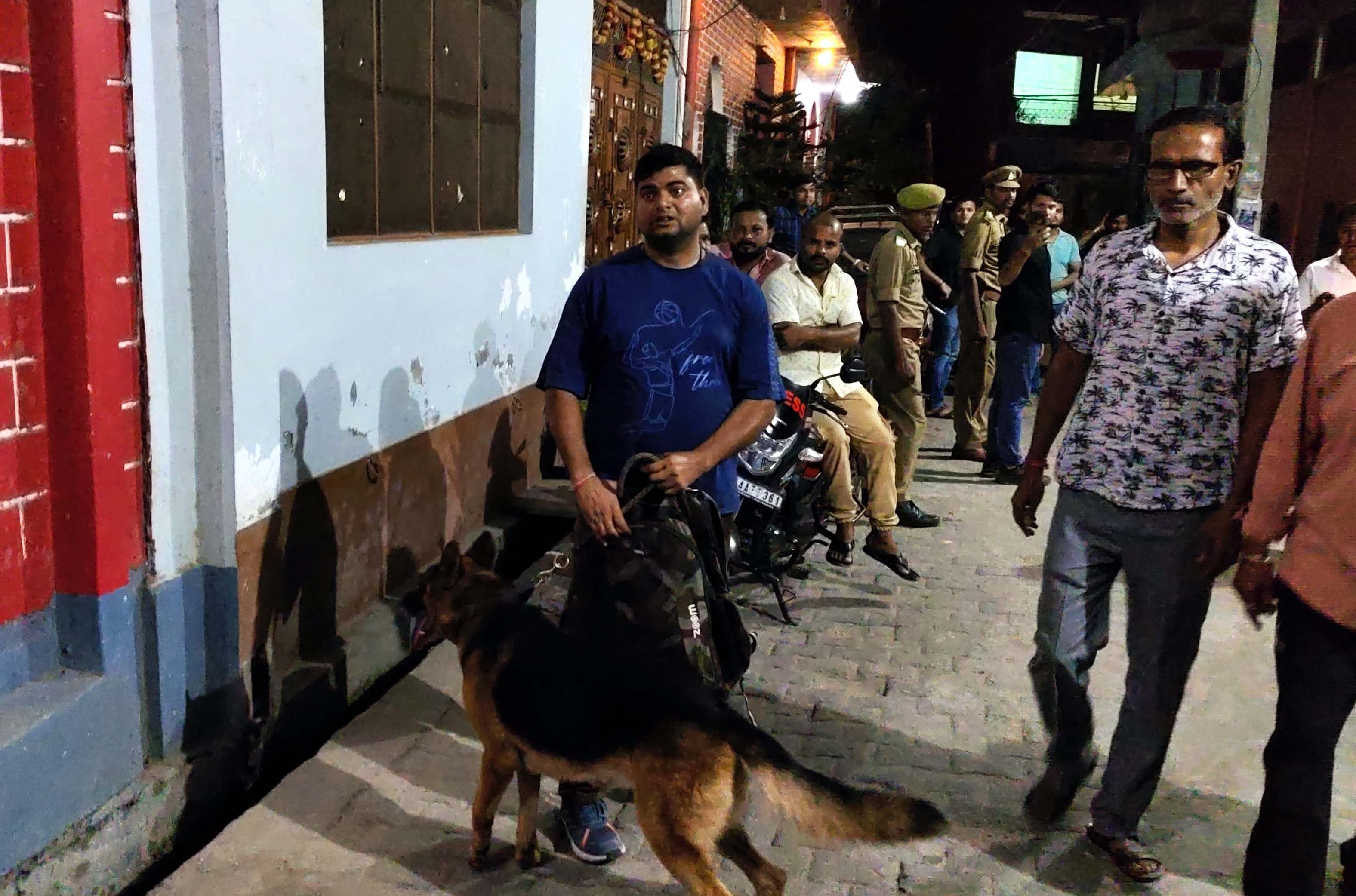 फोटो:60: घर के बाहर मौजूद पुलिस कर्मी। संवाद फोटो:60: घर के बाहर मौजूद पुलिस कर्मी। संवाद