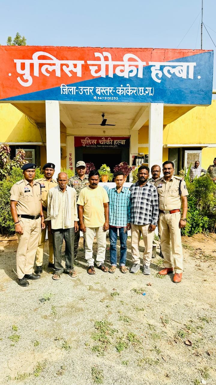 गिरफ्तार आरोपी व घटना की जानकारी देते पुलिस