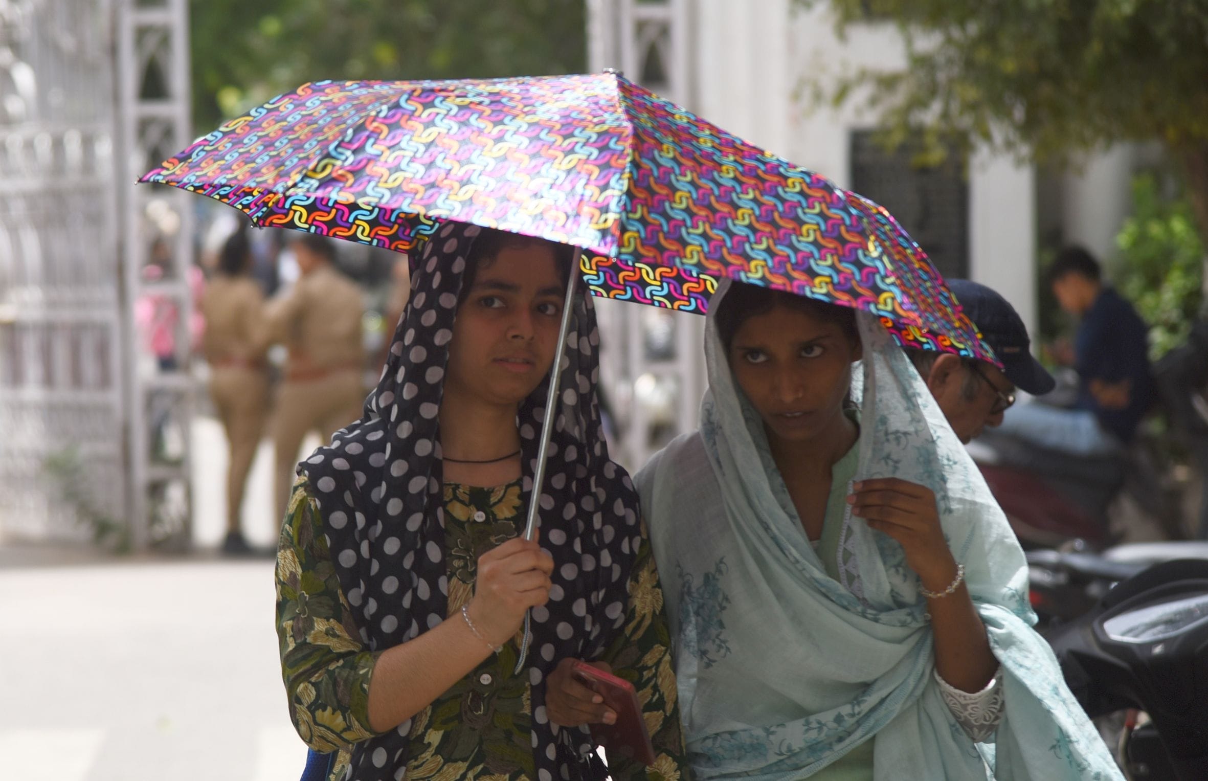 गर्मी से सूना अमीनाबाद बाजार और धूप से बचते लोग। 