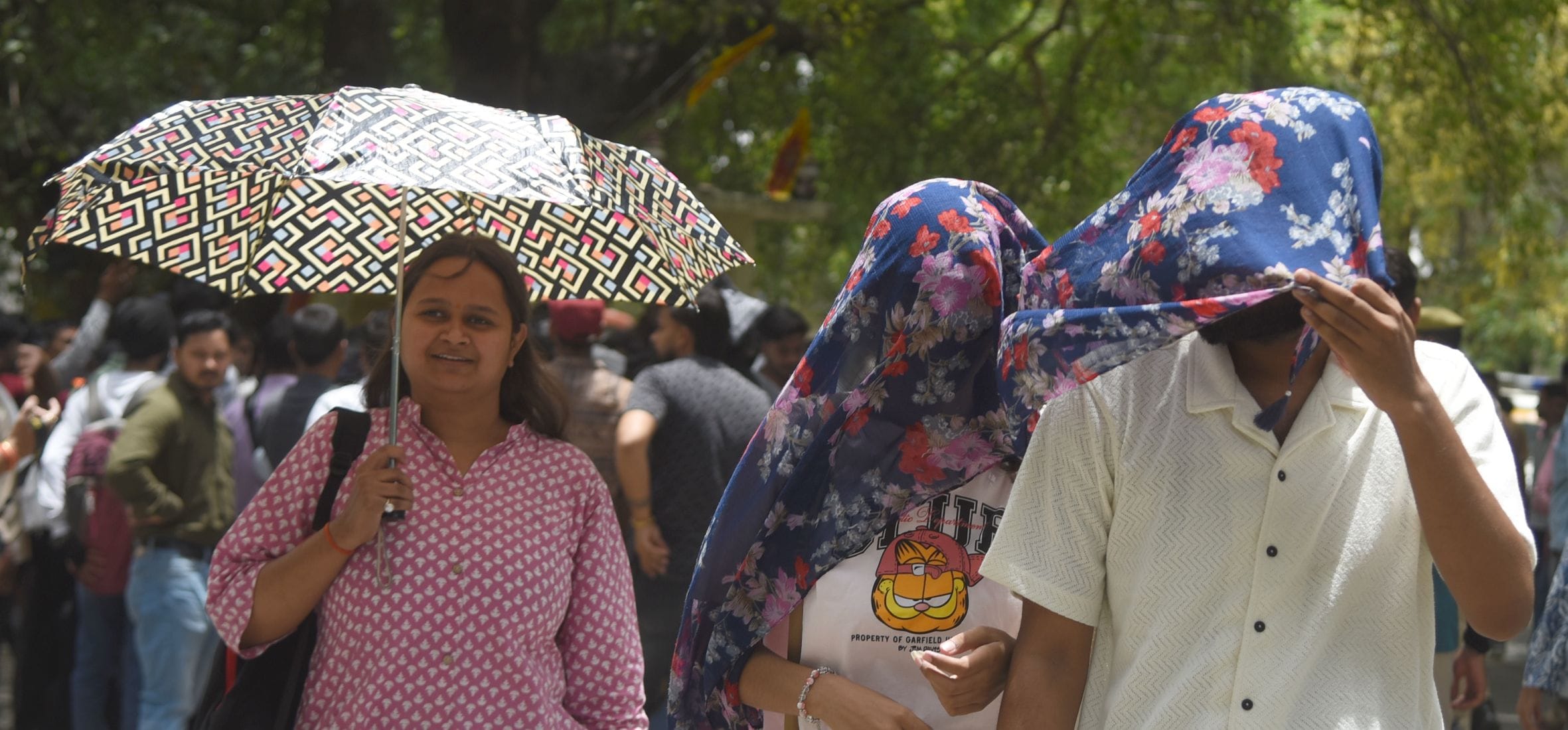 गर्मी से सूना अमीनाबाद बाजार और धूप से बचते लोग। 