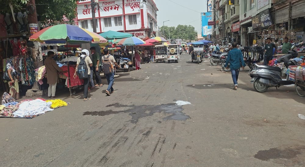 गर्मी से सूना अमीनाबाद बाजार और धूप से बचते लोग। 