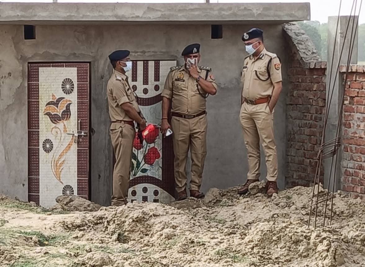 घटना के मौके पर पहुंचकर ग्रामीणों से पूछताछ करती पुलिस। स्रोत: ग्रामीण