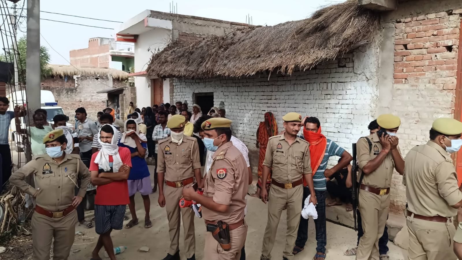 घटना के मौके पर पहुंचकर ग्रामीणों से पूछताछ करती पुलिस। स्रोत: ग्रामीण