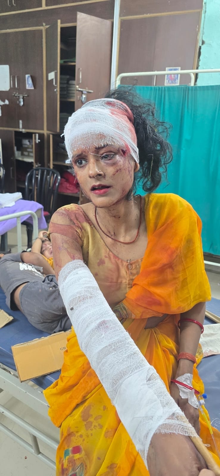 हादसे के बाद क्षतिग्रस्त वाहन व घायल लोग। हादसे के बाद क्षतिग्रस्त वाहन व घायल लोग।
