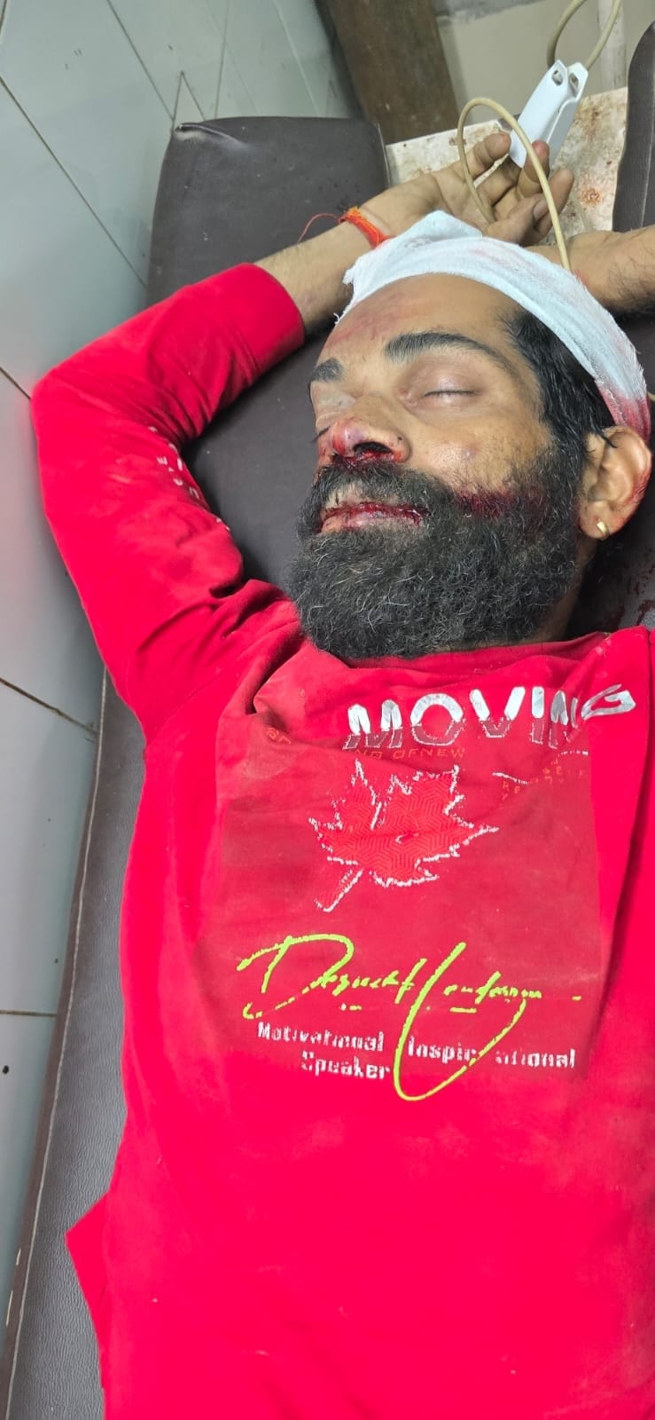हादसे के बाद क्षतिग्रस्त वाहन व घायल लोग। हादसे के बाद क्षतिग्रस्त वाहन व घायल लोग।
