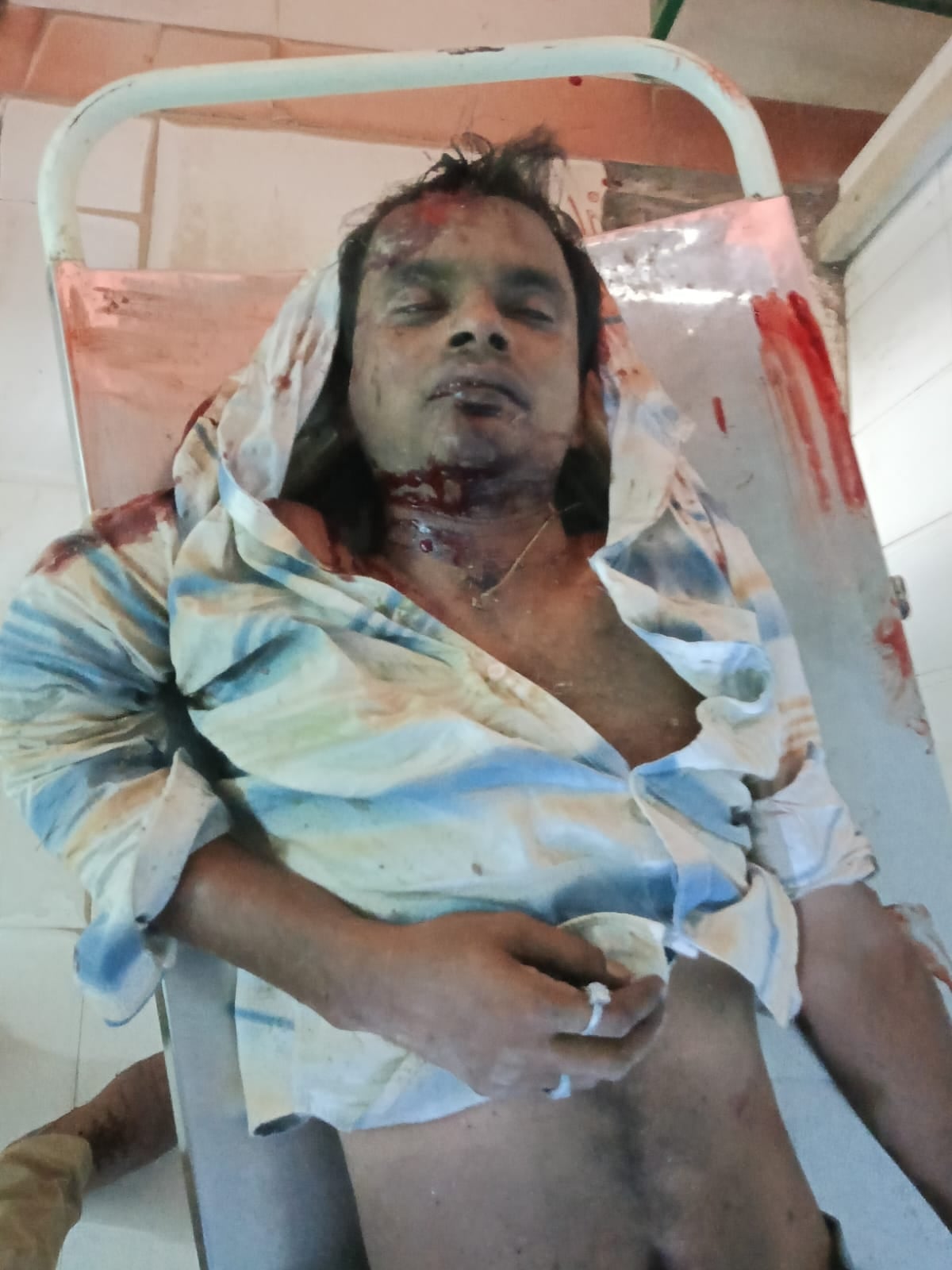 हादसे के बाद क्षतिग्रस्त वाहन व घायल लोग। हादसे के बाद क्षतिग्रस्त वाहन व घायल लोग।