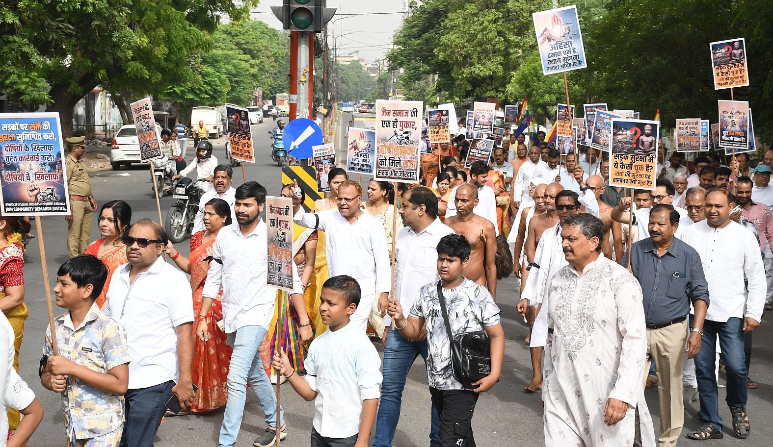 इंदिरा नगर स्थित दिगंबर जैन मंदिर में इंदिरा नगर जैन सेवा संस्थान की ओर से रीवा में जैन साध्विय इंदिरा नगर स्थित दिगंबर जैन मंदिर में इंदिरा नगर जैन सेवा संस्थान की ओर से रीवा में जैन साध्विय