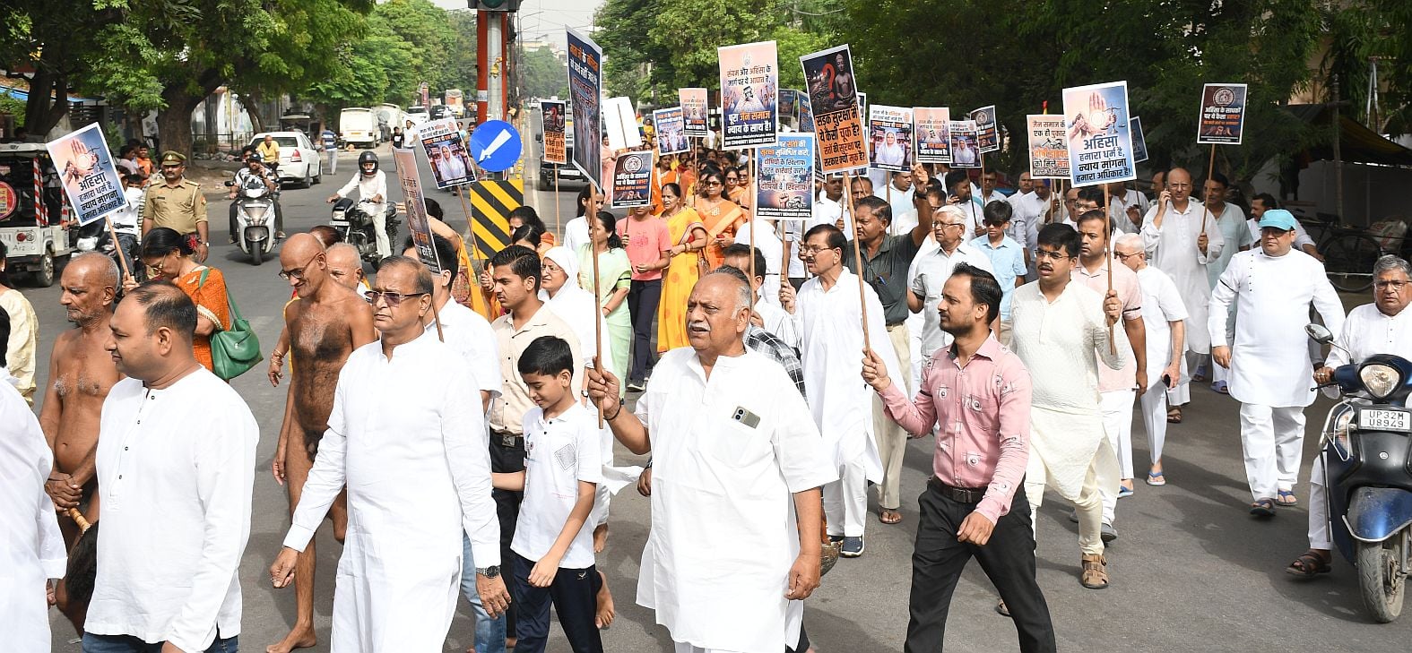 इंदिरा नगर स्थित दिगंबर जैन मंदिर में इंदिरा नगर जैन सेवा संस्थान की ओर से रीवा में जैन साध्विय इंदिरा नगर स्थित दिगंबर जैन मंदिर में इंदिरा नगर जैन सेवा संस्थान की ओर से रीवा में जैन साध्विय