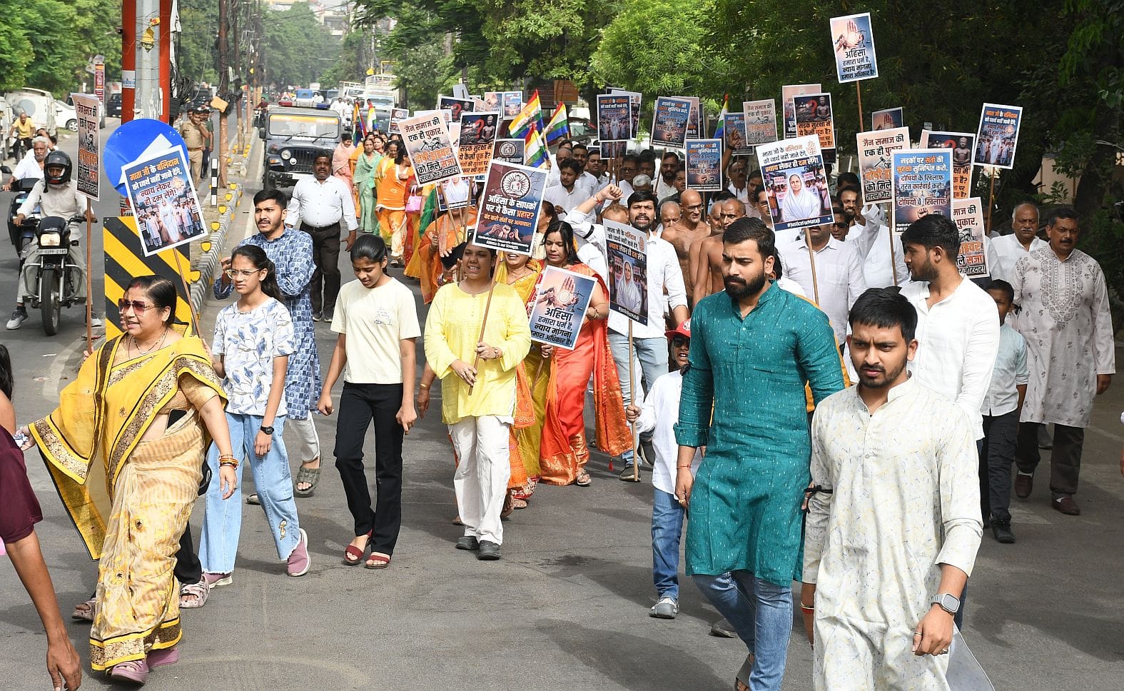 इंदिरा नगर स्थित दिगंबर जैन मंदिर में इंदिरा नगर जैन सेवा संस्थान की ओर से रीवा में जैन साध्विय इंदिरा नगर स्थित दिगंबर जैन मंदिर में इंदिरा नगर जैन सेवा संस्थान की ओर से रीवा में जैन साध्विय