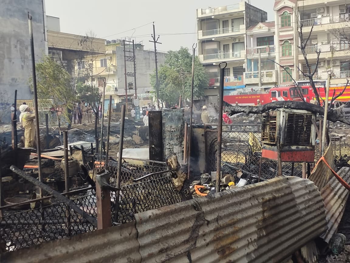 इंदिरापुरम के वसुंधरा सेक्टर 1 स्थित मैदान में झोपड़ी जलने के बाद बचा हुआ सामान ढूंढते हादसे के इंदिरापुरम के वसुंधरा सेक्टर 1 स्थित मैदान में झोपड़ी जलने के बाद बचा हुआ सामान ढूंढते हादसे के