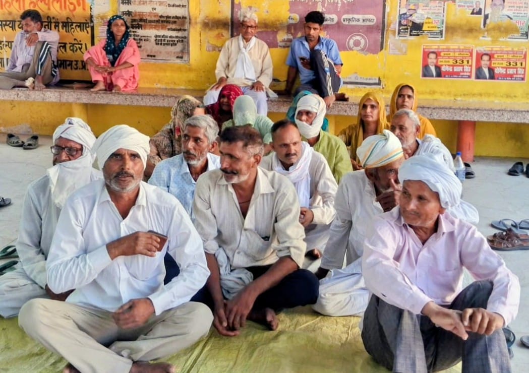 जमीन की पैमाईश के लिए ज्ञापन देने जाते समय तहसीलदार आफिस के सामने बेहोश हुई महिला को संभालती पर जमीन की पैमाईश के लिए ज्ञापन देने जाते समय तहसीलदार आफिस के सामने बेहोश हुई महिला को संभालती पर