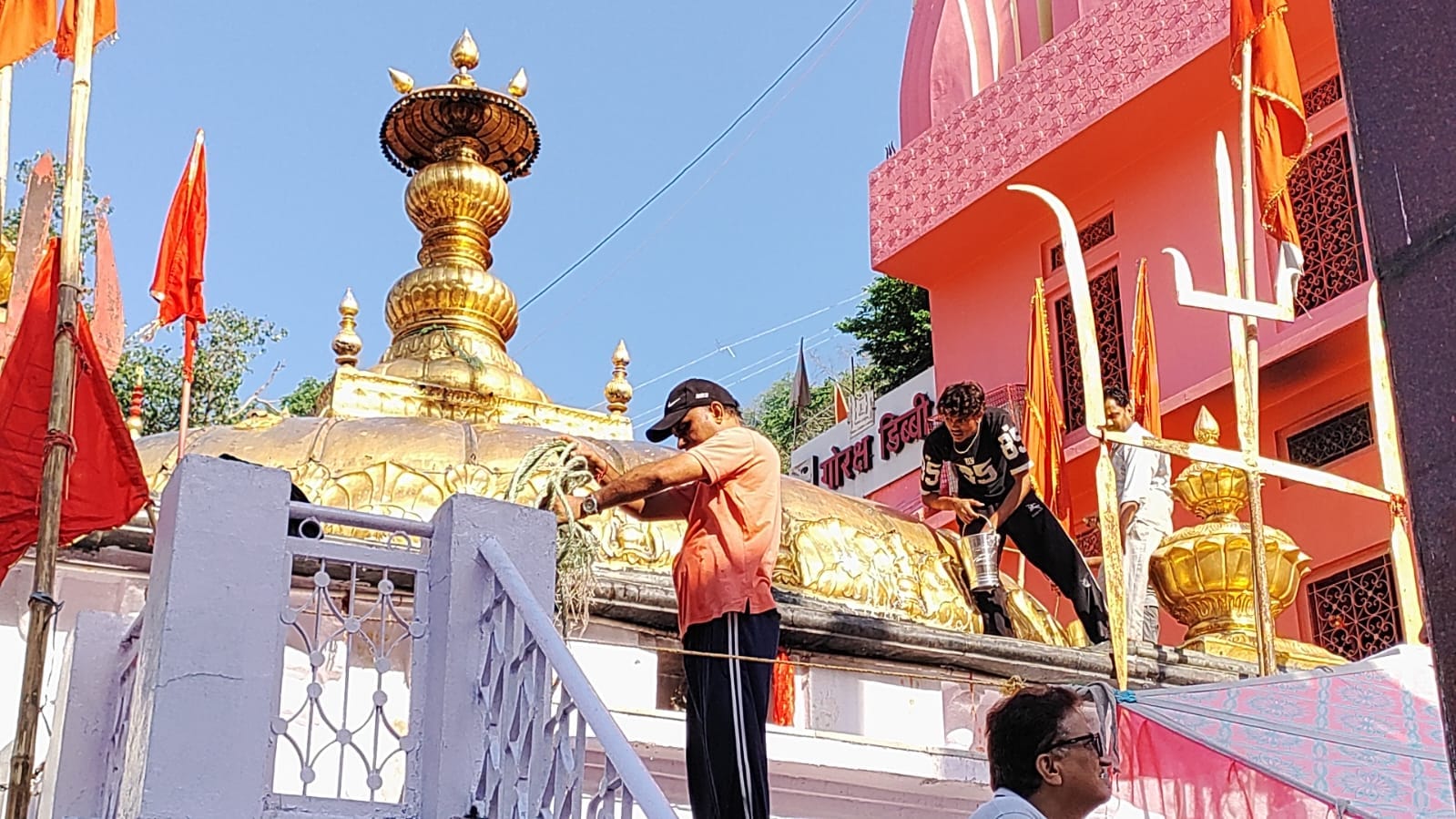 ज्वालामुखी मंदिर के गुंबद की सफाई में जुटे दिल्ली के विशेषज्ञ। -संवाद