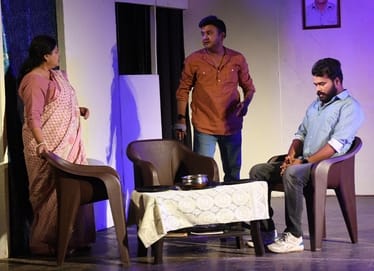 कांच के खिलौने के मंचन में दिखा रिश्तों के टूटने का दर्द कांच के खिलौने के मंचन में दिखा रिश्तों के टूटने का दर्द