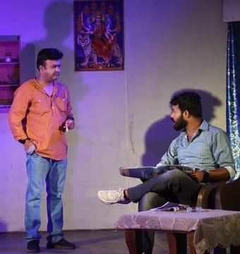 कांच के खिलौने के मंचन में दिखा रिश्तों के टूटने का दर्द कांच के खिलौने के मंचन में दिखा रिश्तों के टूटने का दर्द