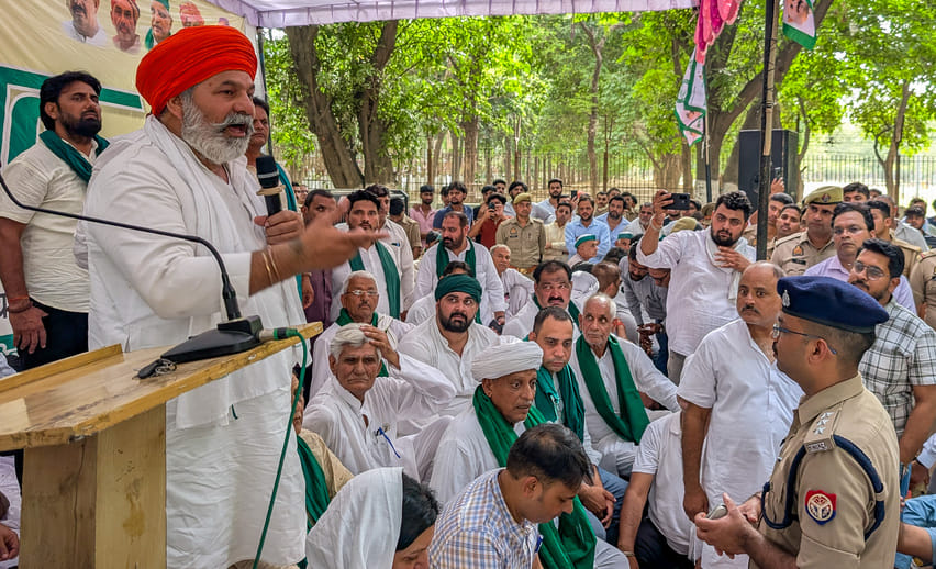 कमला नेहरू नगर स्थित सीबीआई अकादमी रोड पर हुई महापंचायत में बोलते भारतीय किसान यूनियन के राष्ट्