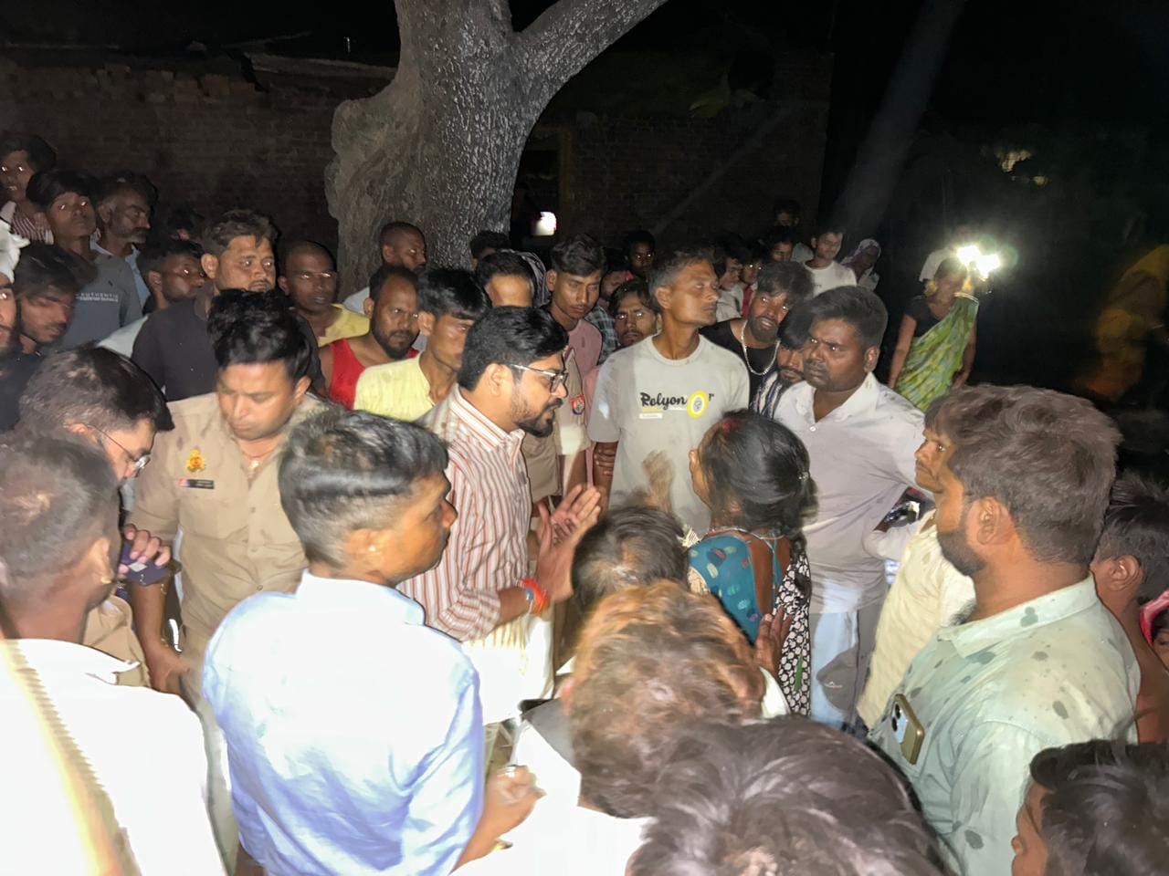 कारीबरेडी गांव में घर जलते हुए। स्रोत ग्रामीण कारीबरेडी गांव में घर जलते हुए। स्रोत ग्रामीण