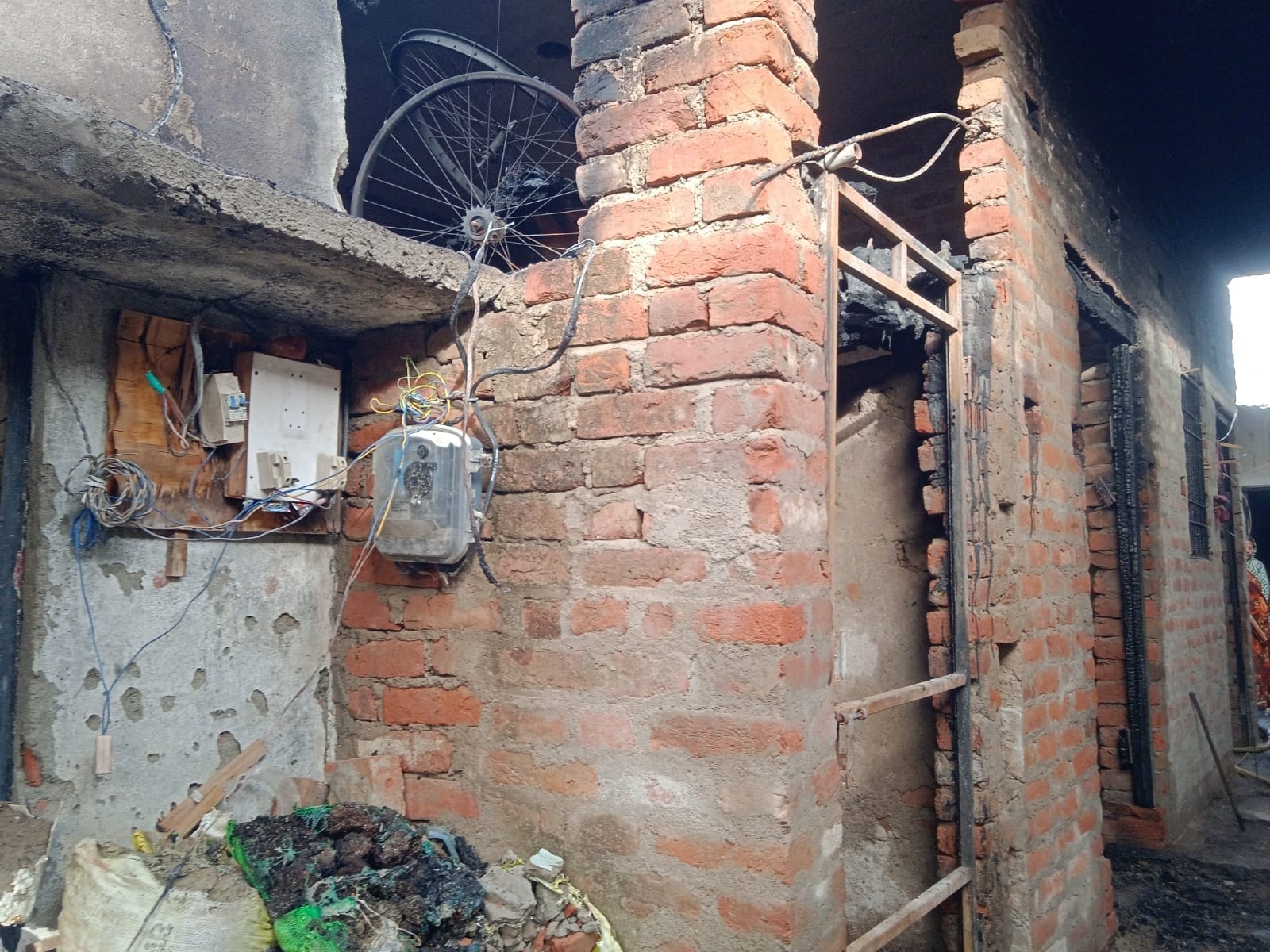 किराने की दुकान में लगी आग।