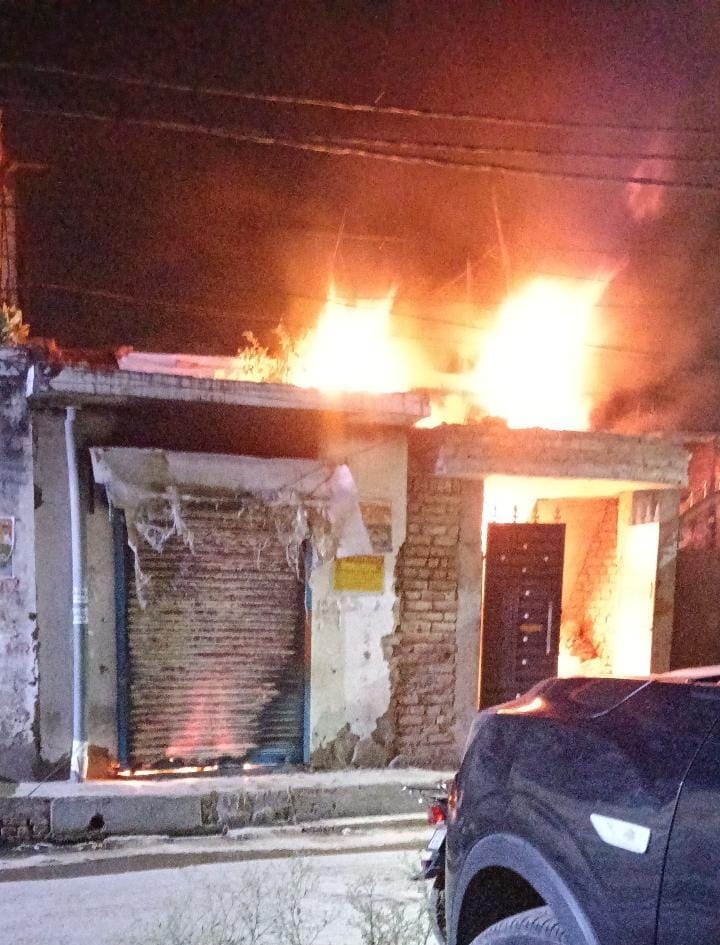 किराने की दुकान में लगी आग।