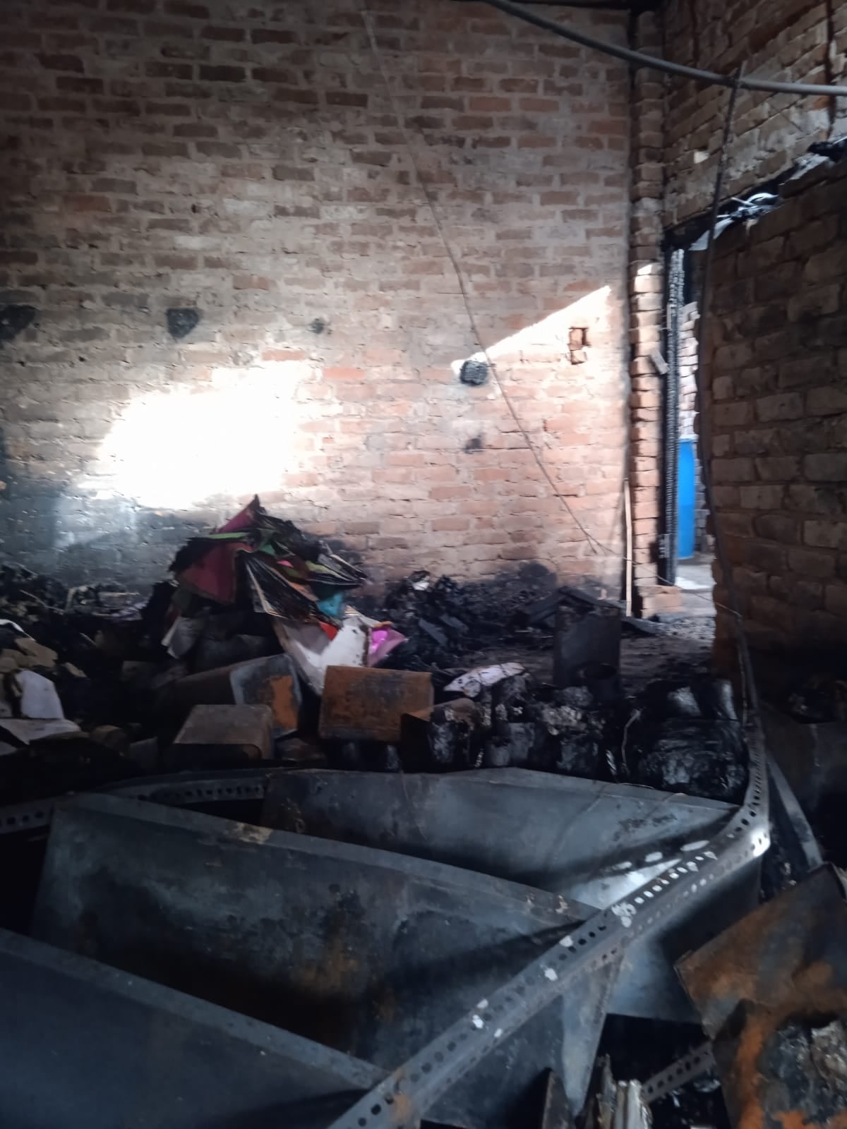 किराने की दुकान में लगी आग।