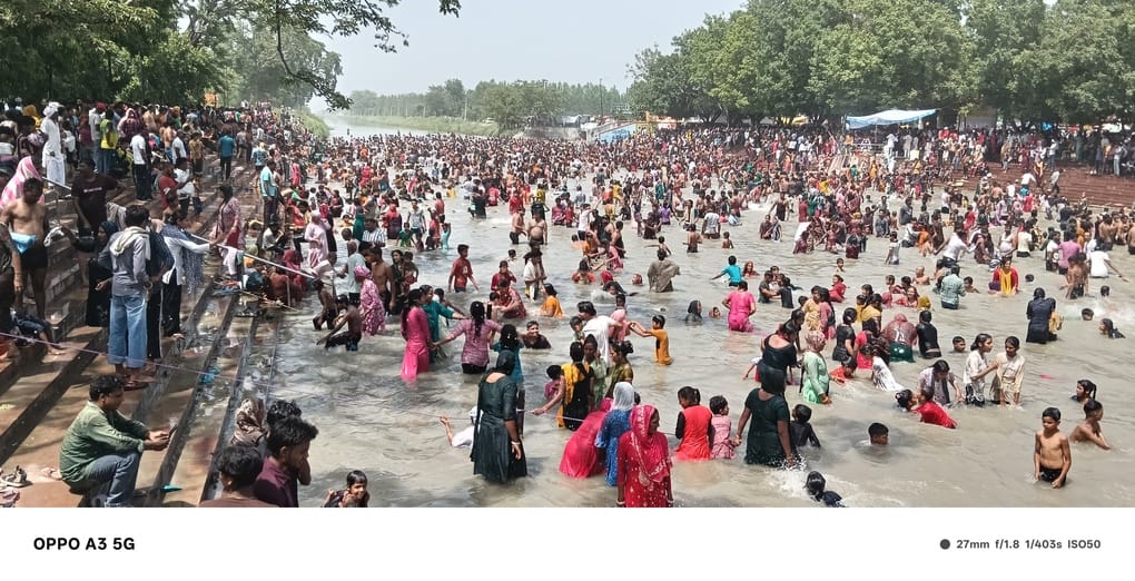 कैराना में गंगा दशहरे पर यमुना नदी में स्नान करते श्रद्धालु-संवाद कैराना में गंगा दशहरे पर यमुना नदी में स्नान करते श्रद्धालु-संवाद