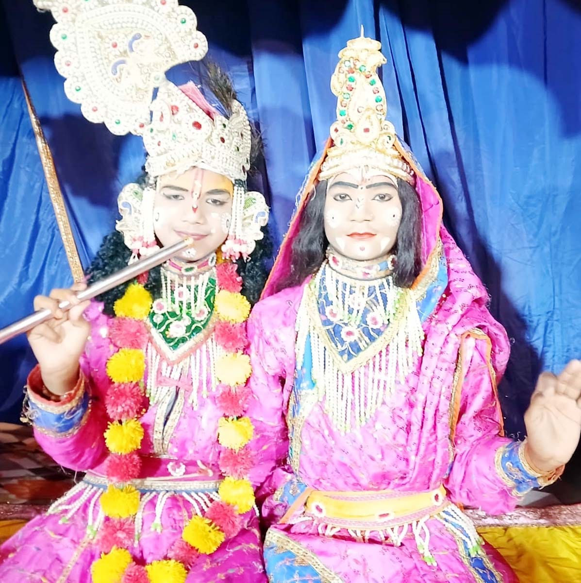 कुर्रिया कलां में माता फूलमती मंदिर पर आयोजित भागवत कथा का श्रवण करते श्रद्धालु। संवाद
