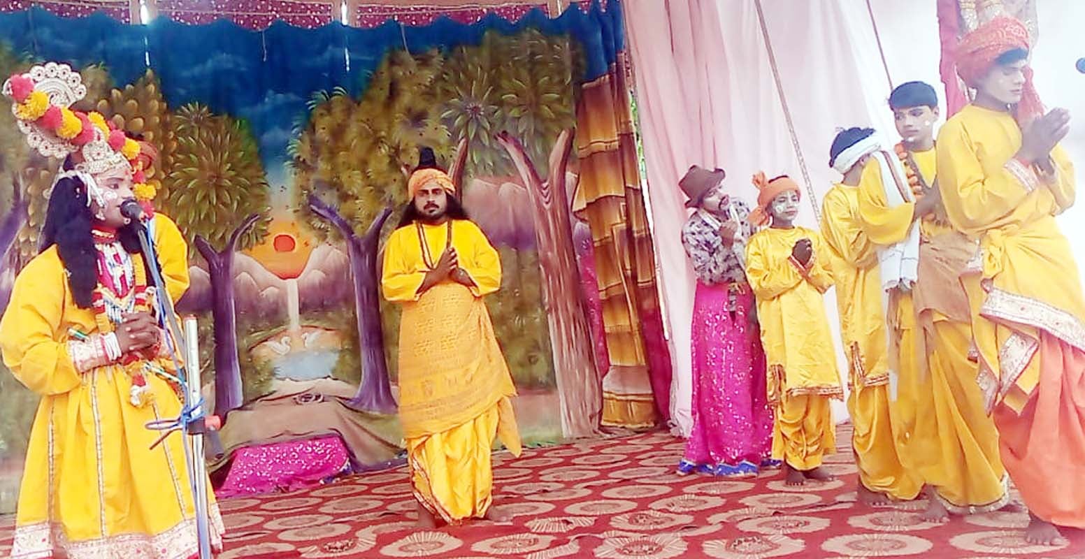 कुर्रियाकलां में कलश यात्रा निकालते श्रद्धालु। संवाद कुर्रियाकलां में कलश यात्रा निकालते श्रद्धालु। संवाद