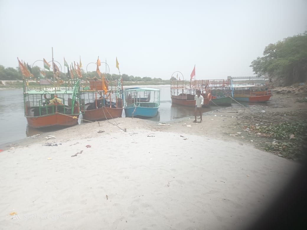 कोयल घाट पर खड़ी हुई नाव कोयल घाट पर खड़ी हुई नाव