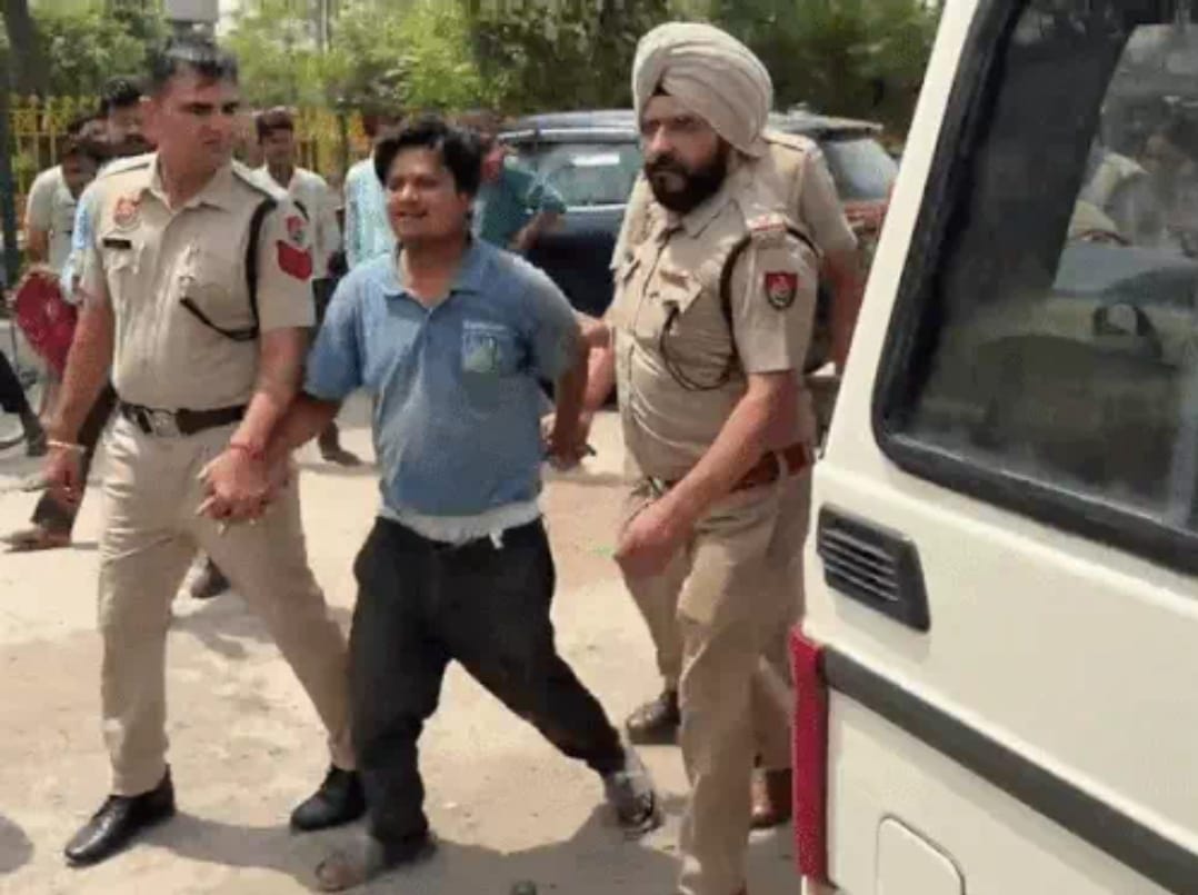 मुगल कैनाल के नाले के पास शव की तलाश करते पुलिस कर्मी स्वयं