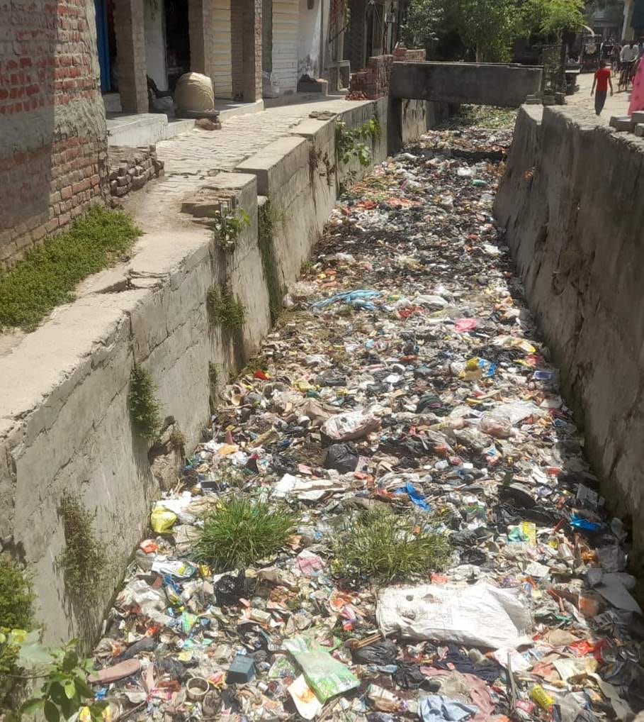 मोहल्ला बिजलीपुरा स्थित नाला में जमा गंदगी। संवाद मोहल्ला बिजलीपुरा स्थित नाला में जमा गंदगी। संवाद