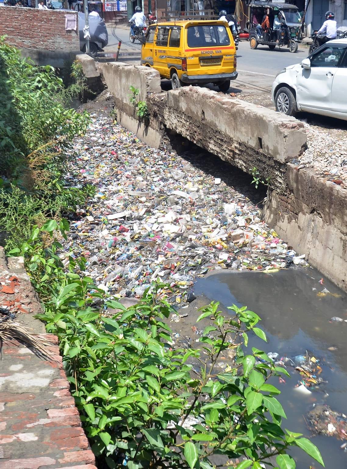 मोहल्ला बिजलीपुरा स्थित नाला में जमा गंदगी। संवाद मोहल्ला बिजलीपुरा स्थित नाला में जमा गंदगी। संवाद