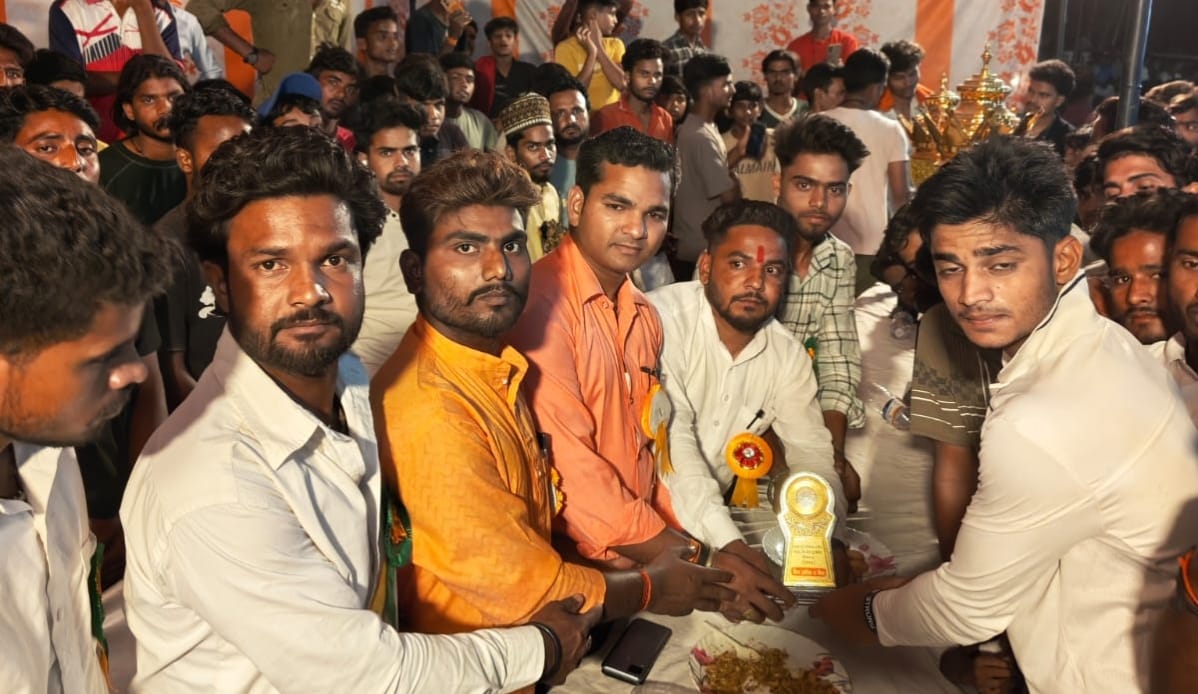 मेहराब को मैन ऑफ द मैच पुरस्कार देते आयोजक शेर सिंह यादव। स्रोत आयोजक