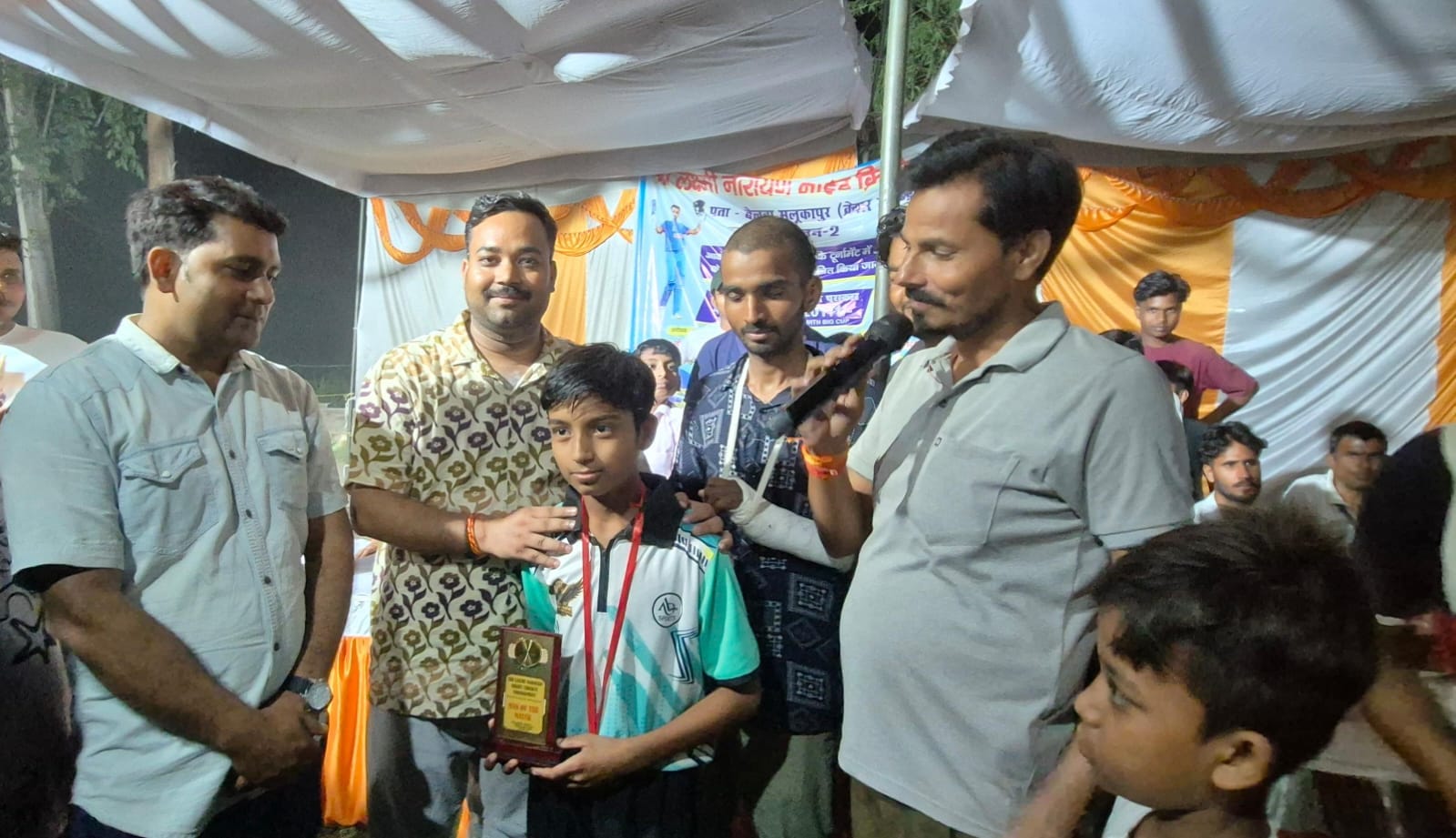 मेहराब को मैन ऑफ द मैच पुरस्कार देते आयोजक शेर सिंह यादव। स्रोत आयोजक