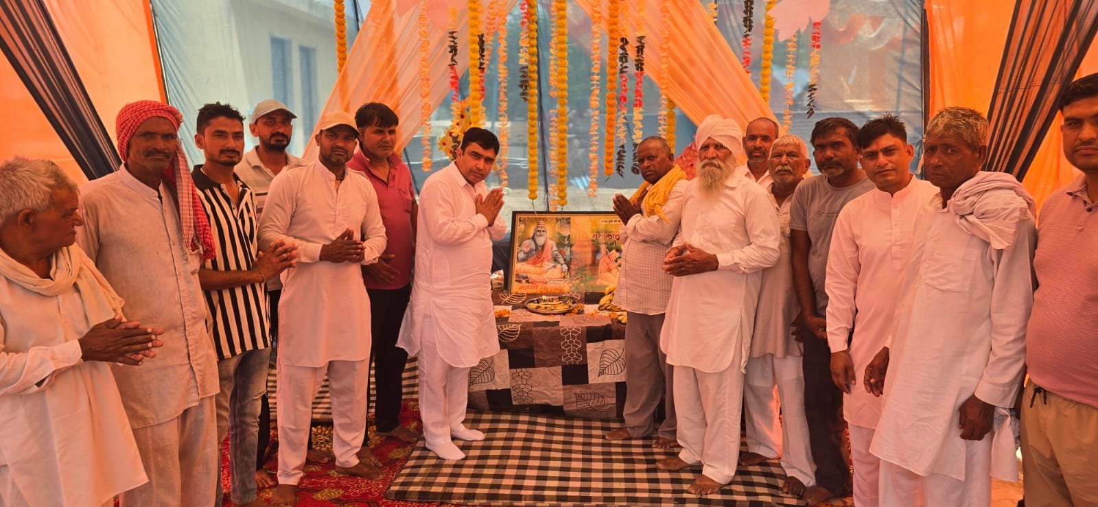 महर्षि कश्यप के चित्र पर पुष्प अर्पित करते सतबीर भाणा व समाज के लोग। महर्षि कश्यप के चित्र पर पुष्प अर्पित करते सतबीर भाणा व समाज के लोग।
