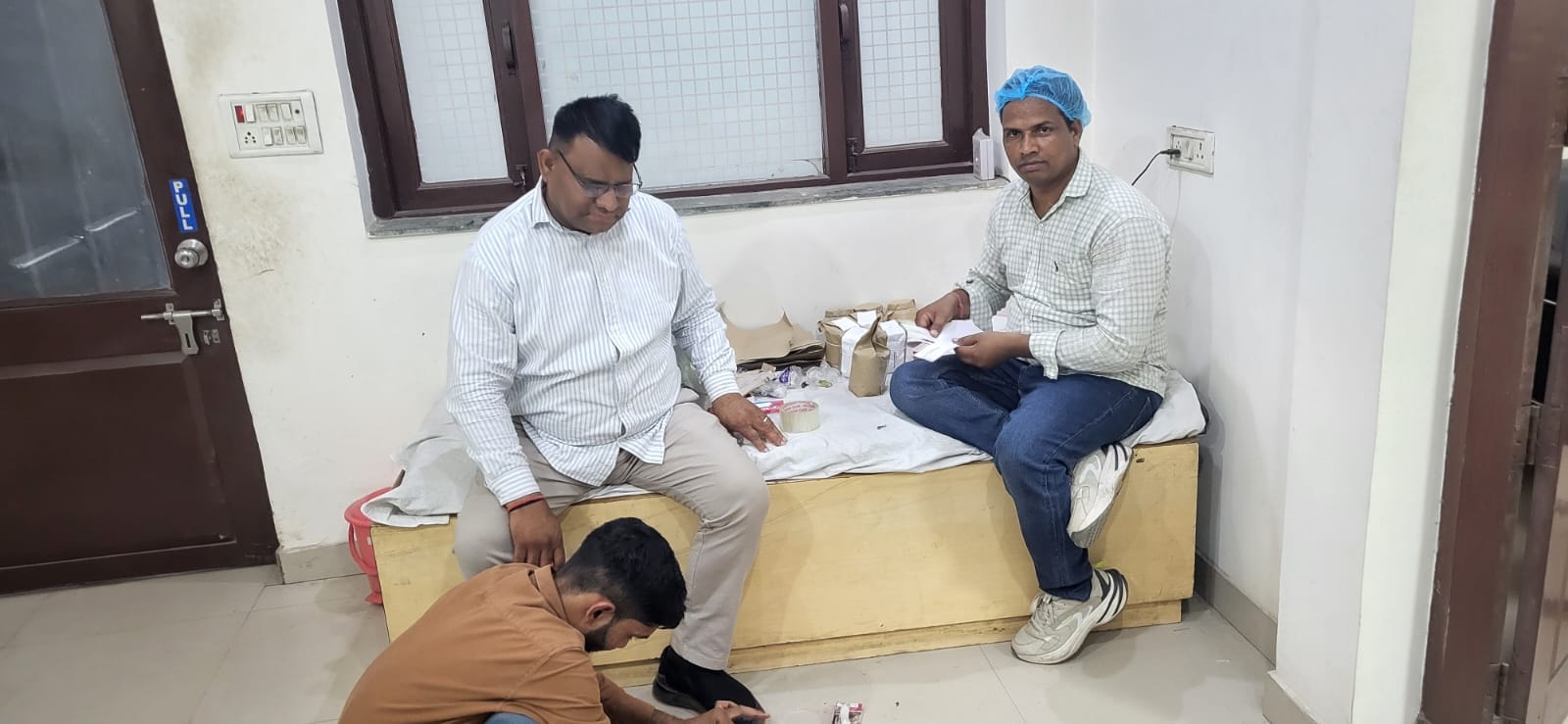 मौके पर सैंपल लेती टीम। स्रोत : विभाग