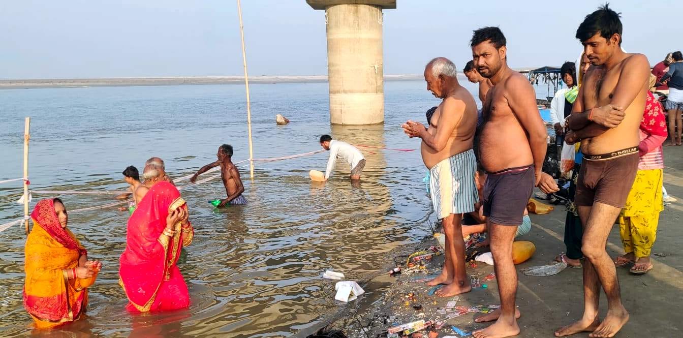 मिर्जापुर में गंगा दशहरा के अवसर पर तट पर हवन-पूजन करते श्रद्धालु। स्रोत: जागरूक पाठक