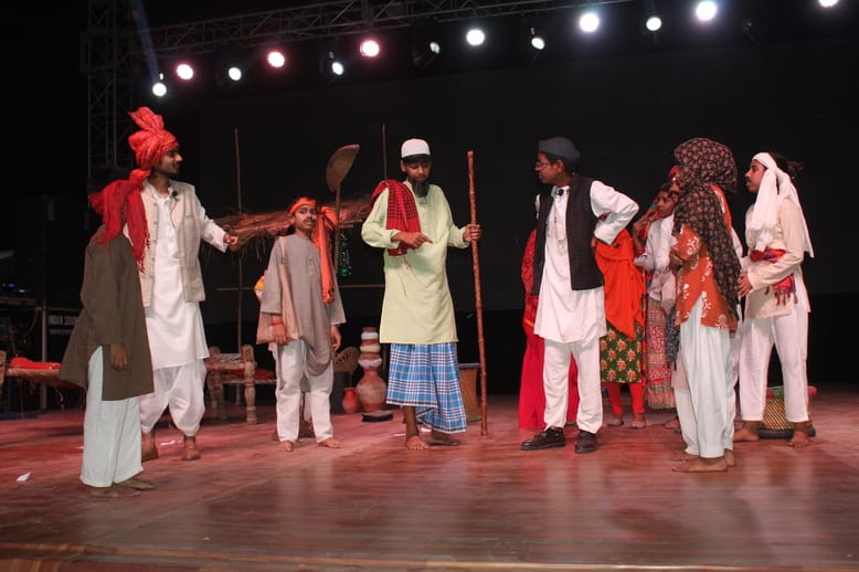 नौचंदी पटेल मंडप में हम कम नाट्य संस्था द्वारा आयोजित कार्यक्रम में नाटक प्रस्तुत करते कलाकार। नौचंदी पटेल मंडप में हम कम नाट्य संस्था द्वारा आयोजित कार्यक्रम में नाटक प्रस्तुत करते कलाकार।