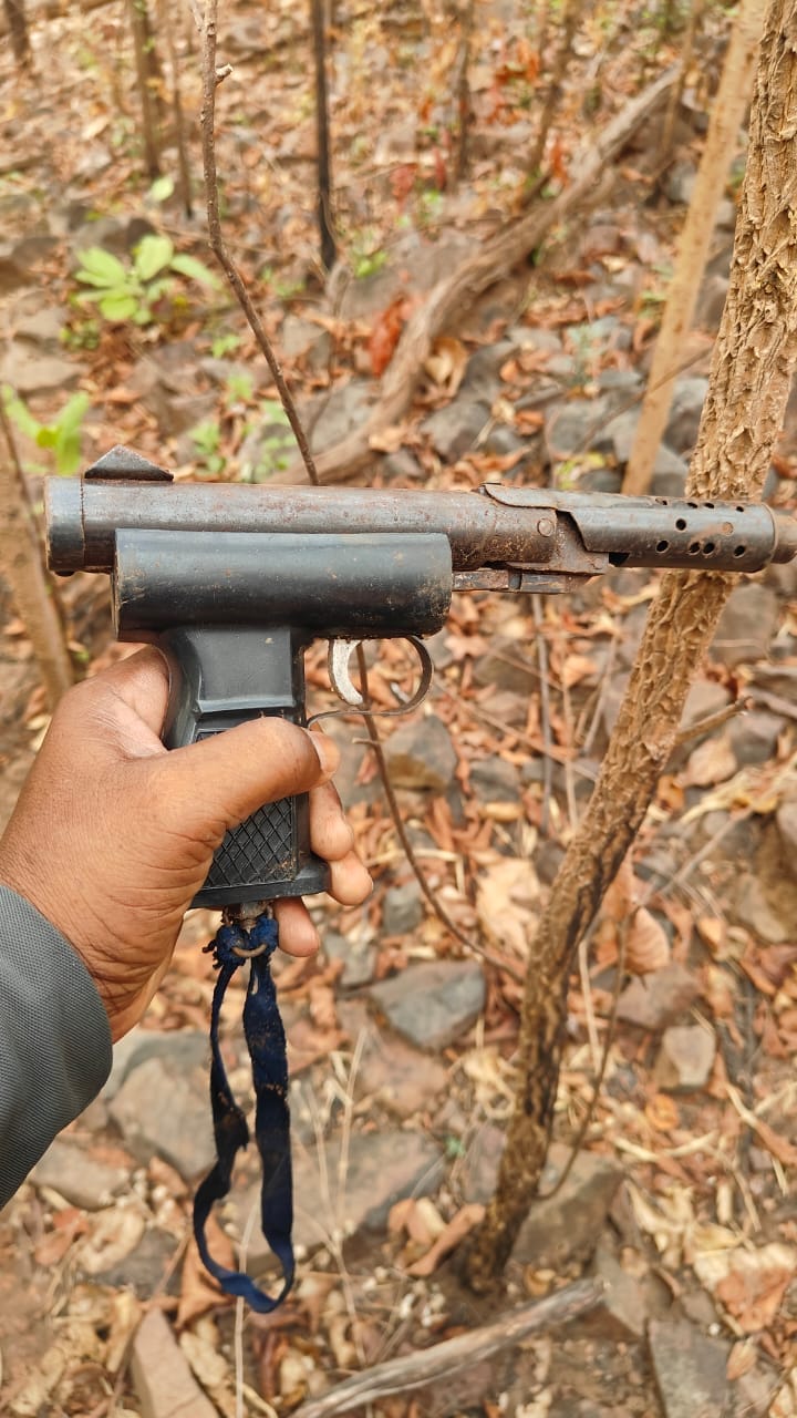 नक्सलियों के जब्त समान