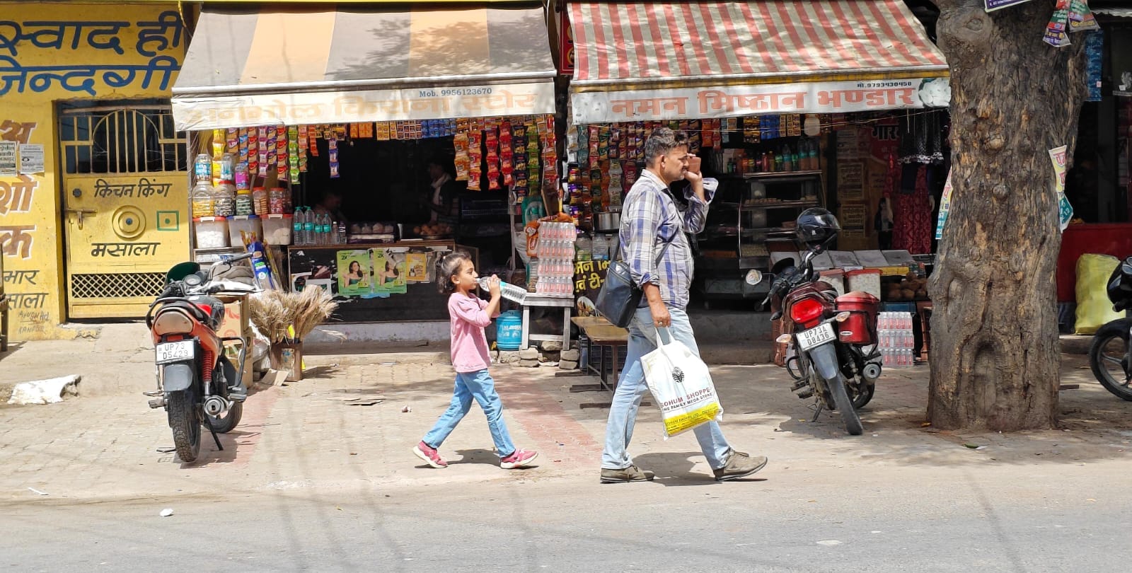 नेवादा के बसुहार गांव में मृत चिड़िया को हाथ में लेकर दिखता युवक। स्रोत: ग्रामीण नेवादा के बसुहार गांव में मृत चिड़िया को हाथ में लेकर दिखता युवक। स्रोत: ग्रामीण