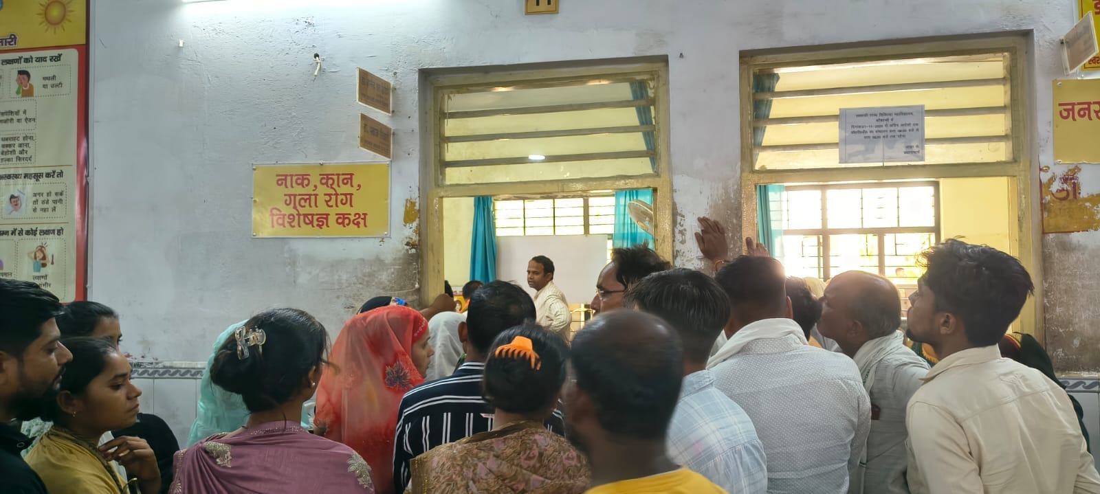 ओपीडी में बच्चे के कान की समस्या को देखते डॉक्टर। स्रोत: डॉक्टर ओपीडी में बच्चे के कान की समस्या को देखते डॉक्टर। स्रोत: डॉक्टर
