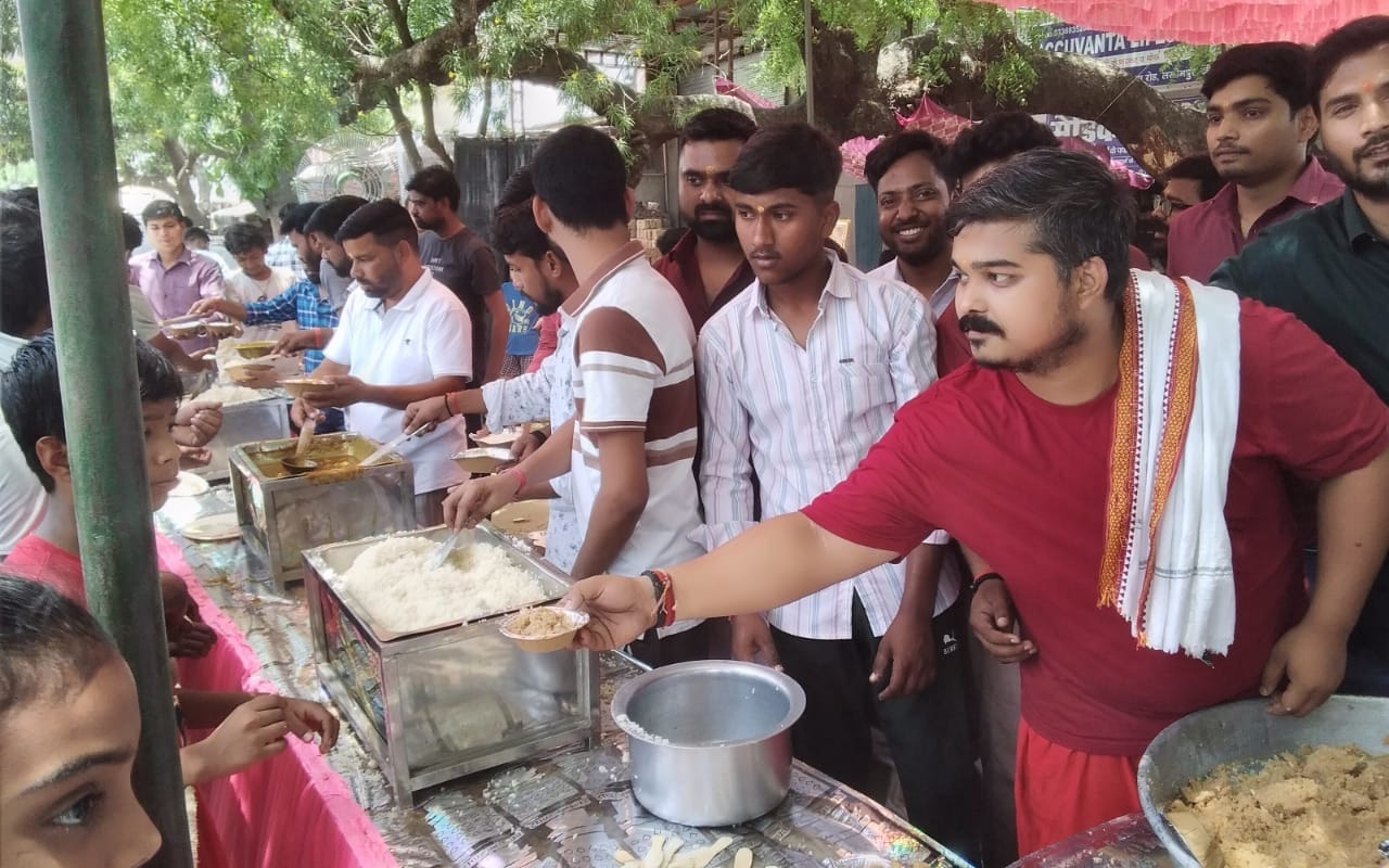 पलिया की स्टेशन रोड पर चल रहा भंडारा। संवाद