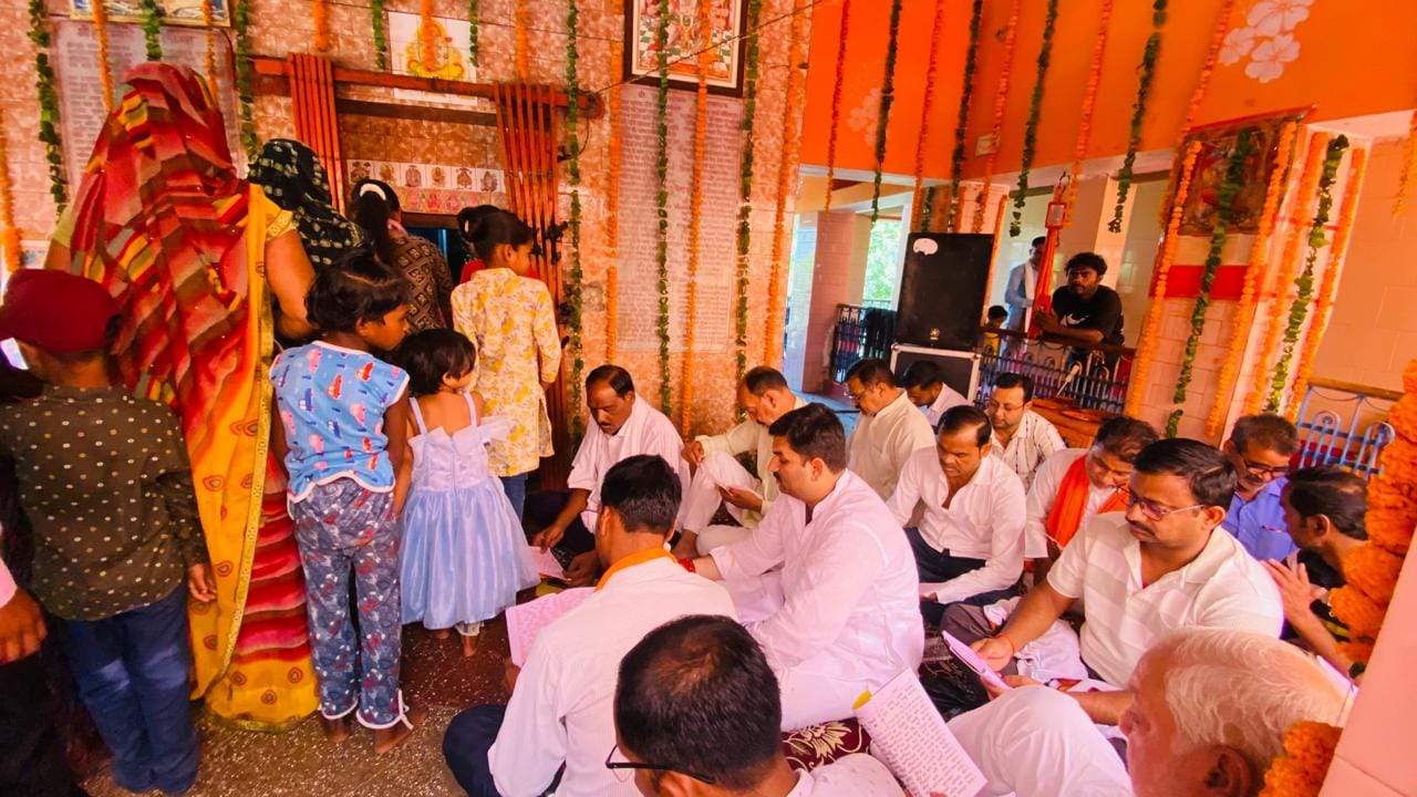 पलिया की स्टेशन रोड पर चल रहा भंडारा। संवाद
