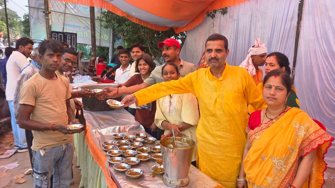 पलिया की स्टेशन रोड पर चल रहा भंडारा। संवाद