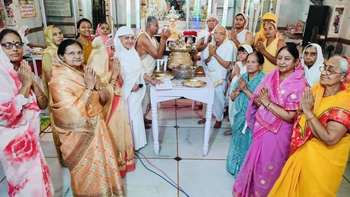 प्राचीन दिगंबर जैन बड़े मंदिर में पूजा अर्चना करते श्रद्धालु स्रोत संवाद