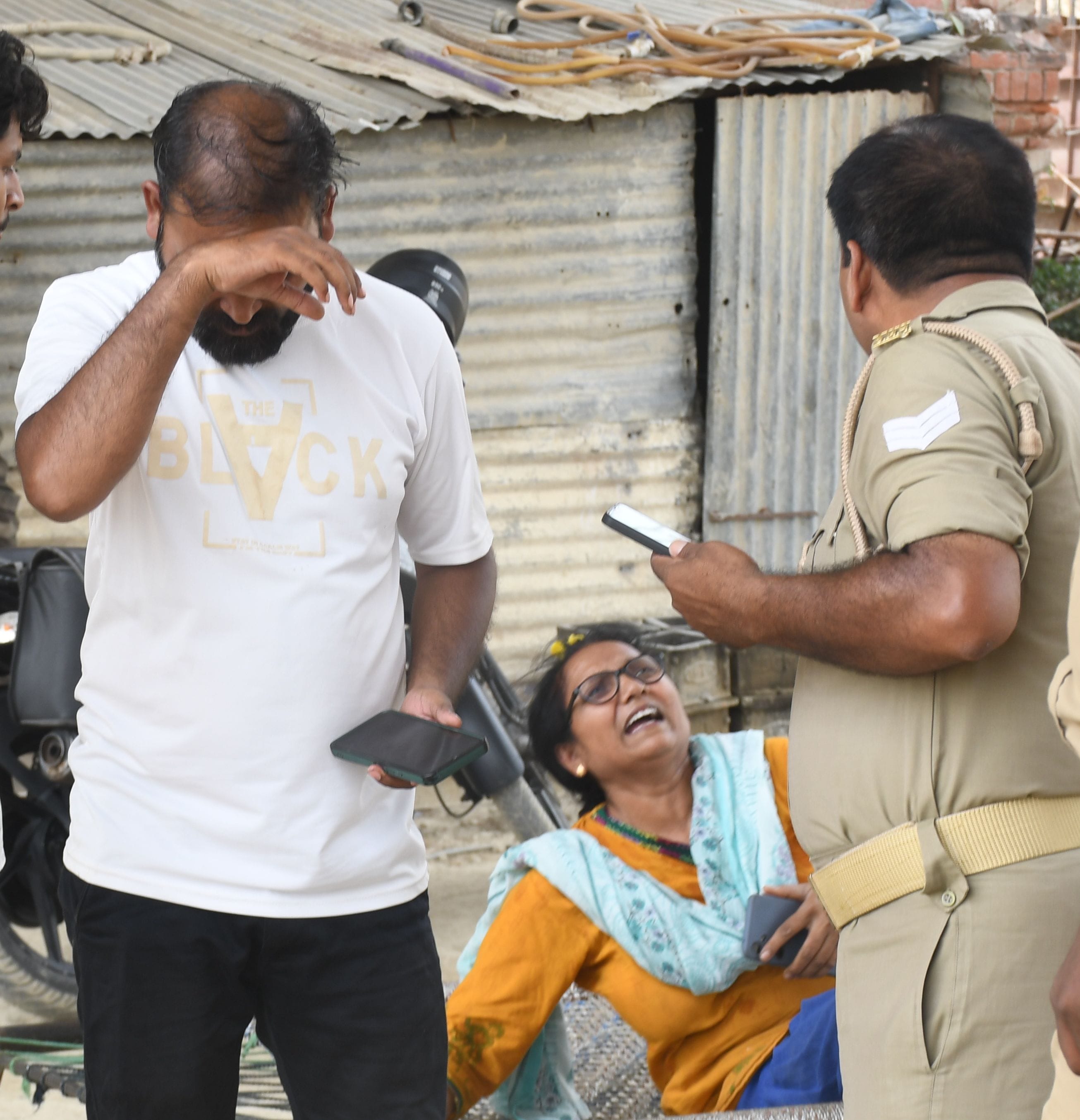 प्रखर की फाइल फोटो व उसके शव की तलाश करते गोताखोर और मौके पर मौजूद परिजन व भीड़।