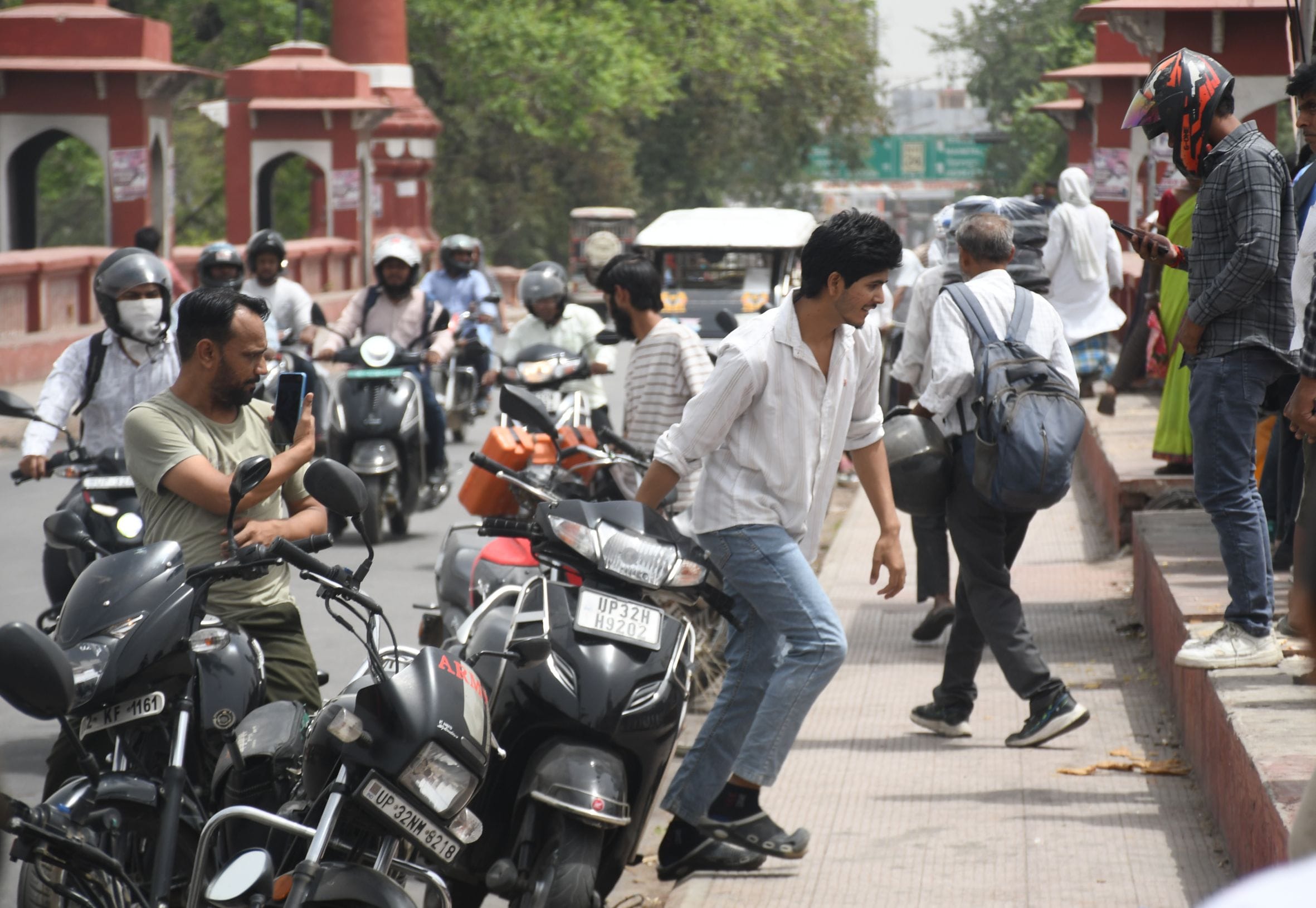 प्रखर की फाइल फोटो व उसके शव की तलाश करते गोताखोर और मौके पर मौजूद परिजन व भीड़।