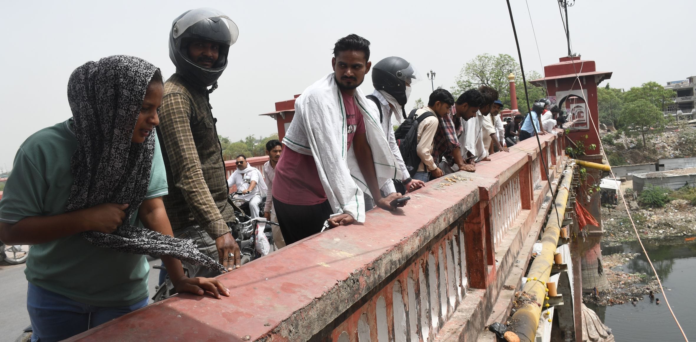 प्रखर की फाइल फोटो व उसके शव की तलाश करते गोताखोर और मौके पर मौजूद परिजन व भीड़।