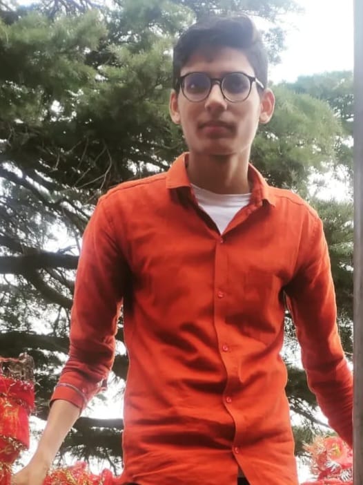 प्रखर की फाइल फोटो व उसके शव की तलाश करते गोताखोर और मौके पर मौजूद परिजन व भीड़।